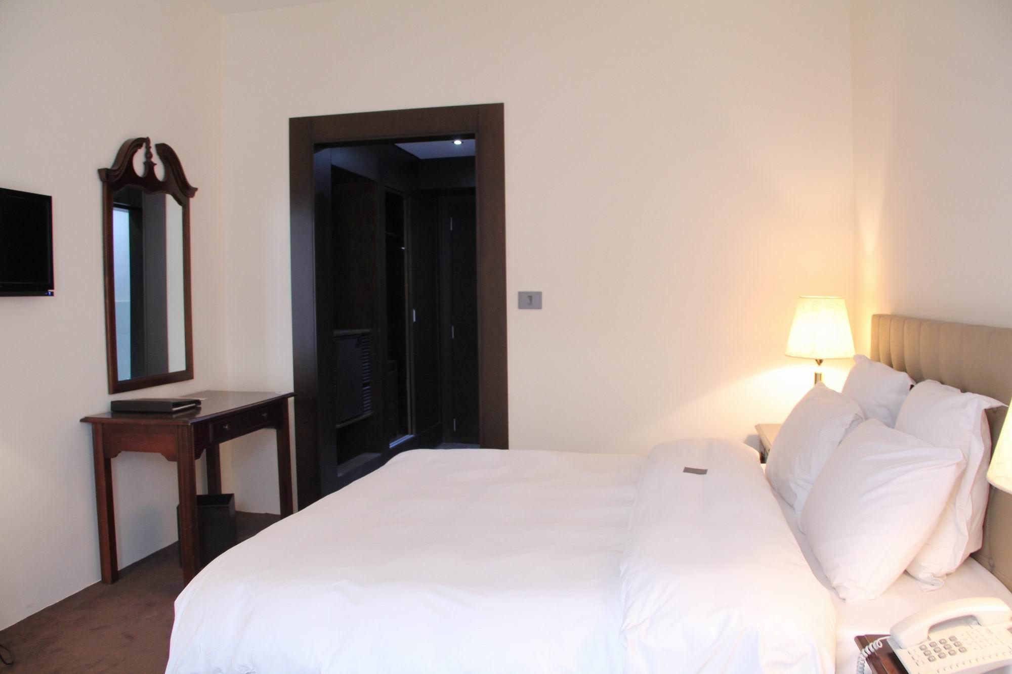 ביירות Napoleon Hotel מראה חיצוני תמונה